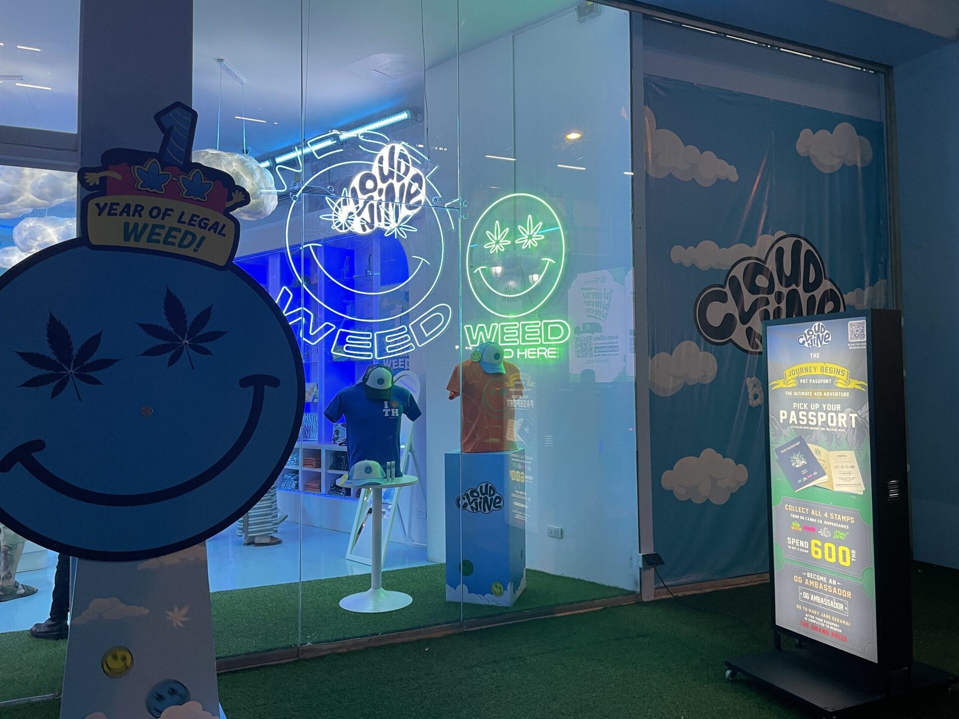 曼谷Cloud Nine大麻店外觀，霓虹燈招牌充滿潮流感