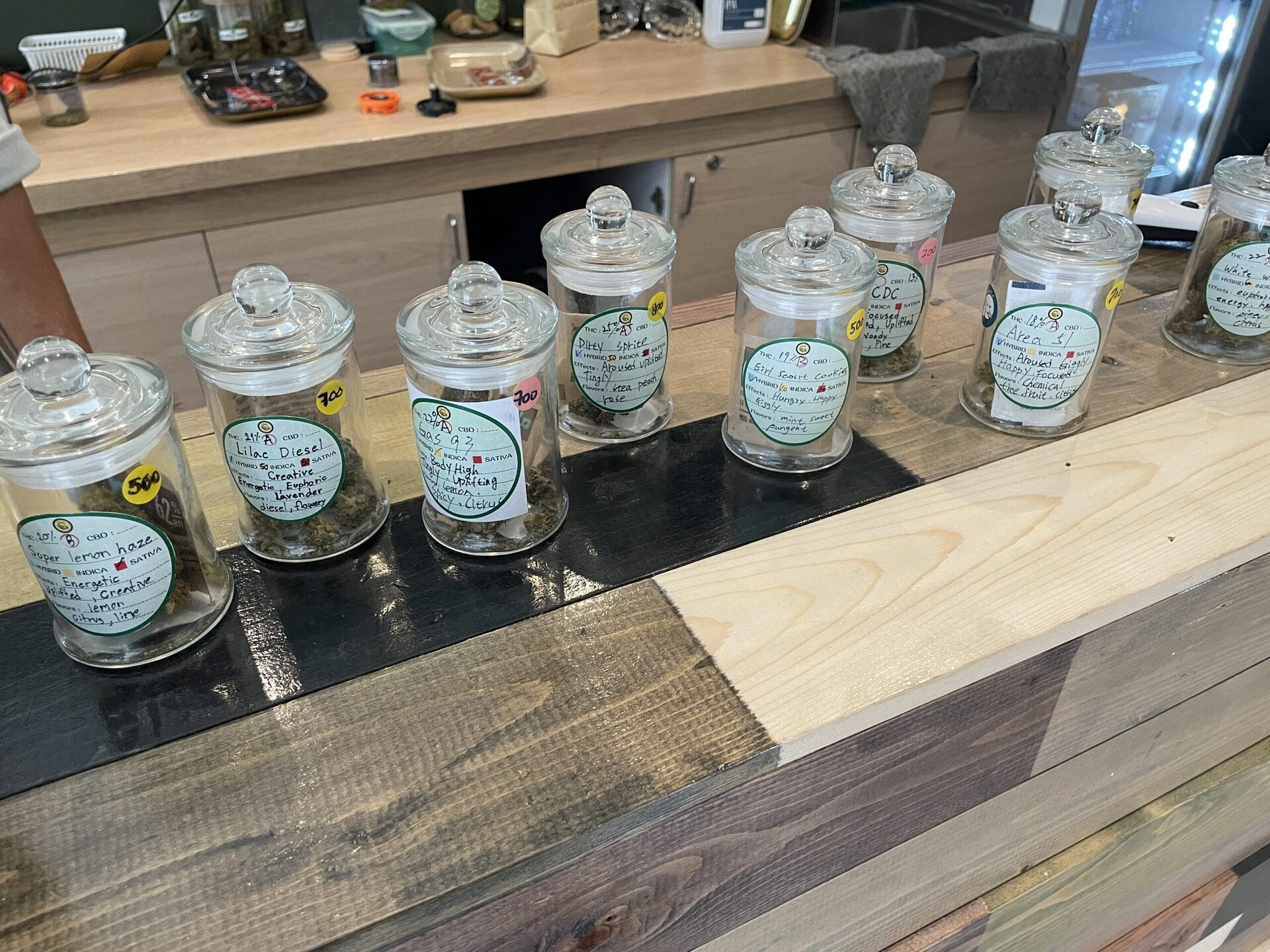 驚奇甘蔗人店內各種大麻品種陳列