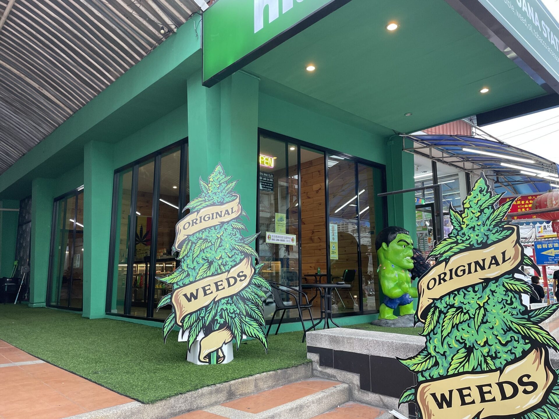 芭達雅The Old Weed Man大麻店外觀，門口有綠巨人浩克裝飾