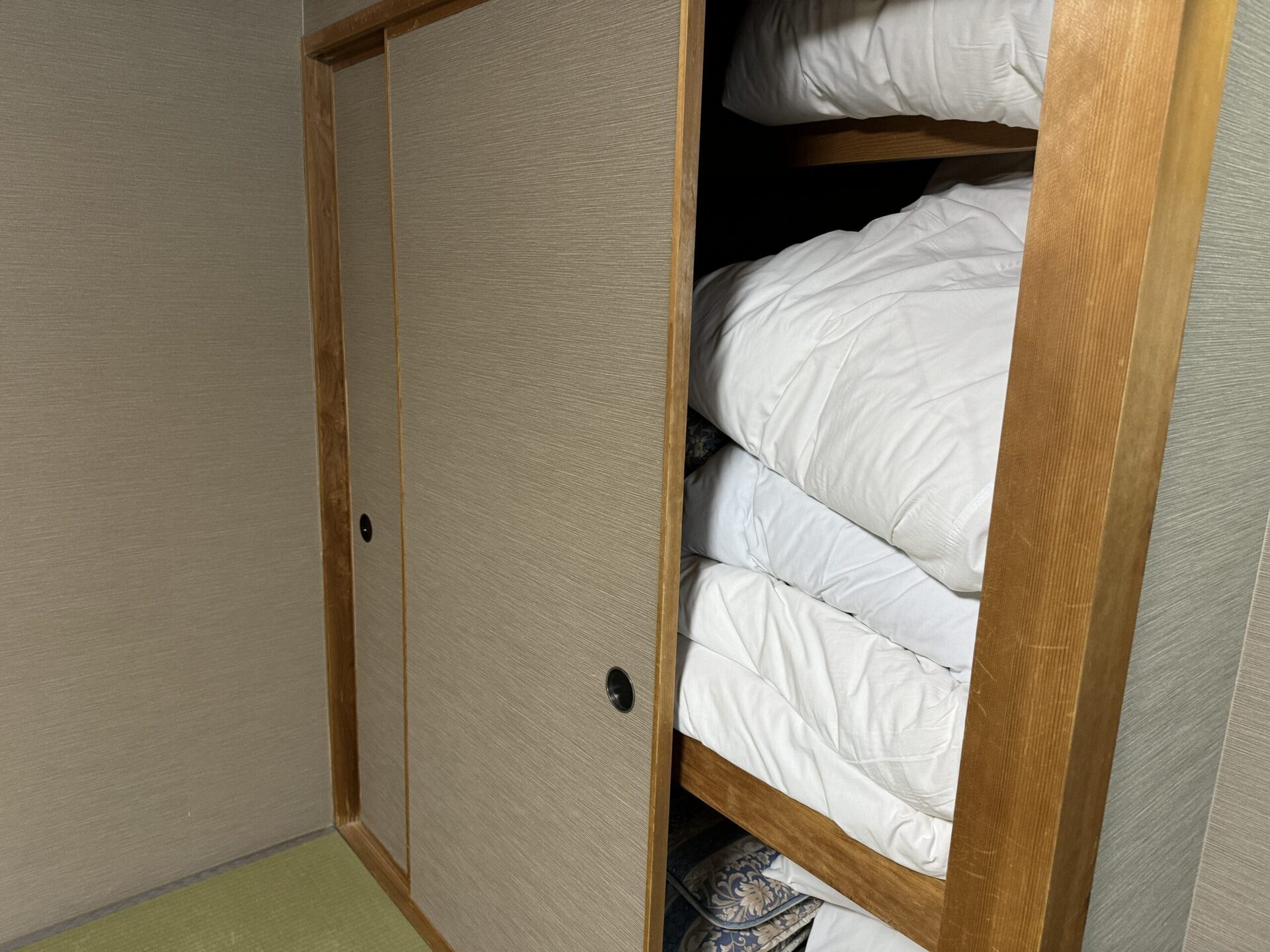 登別萬世閣房間電視與設備