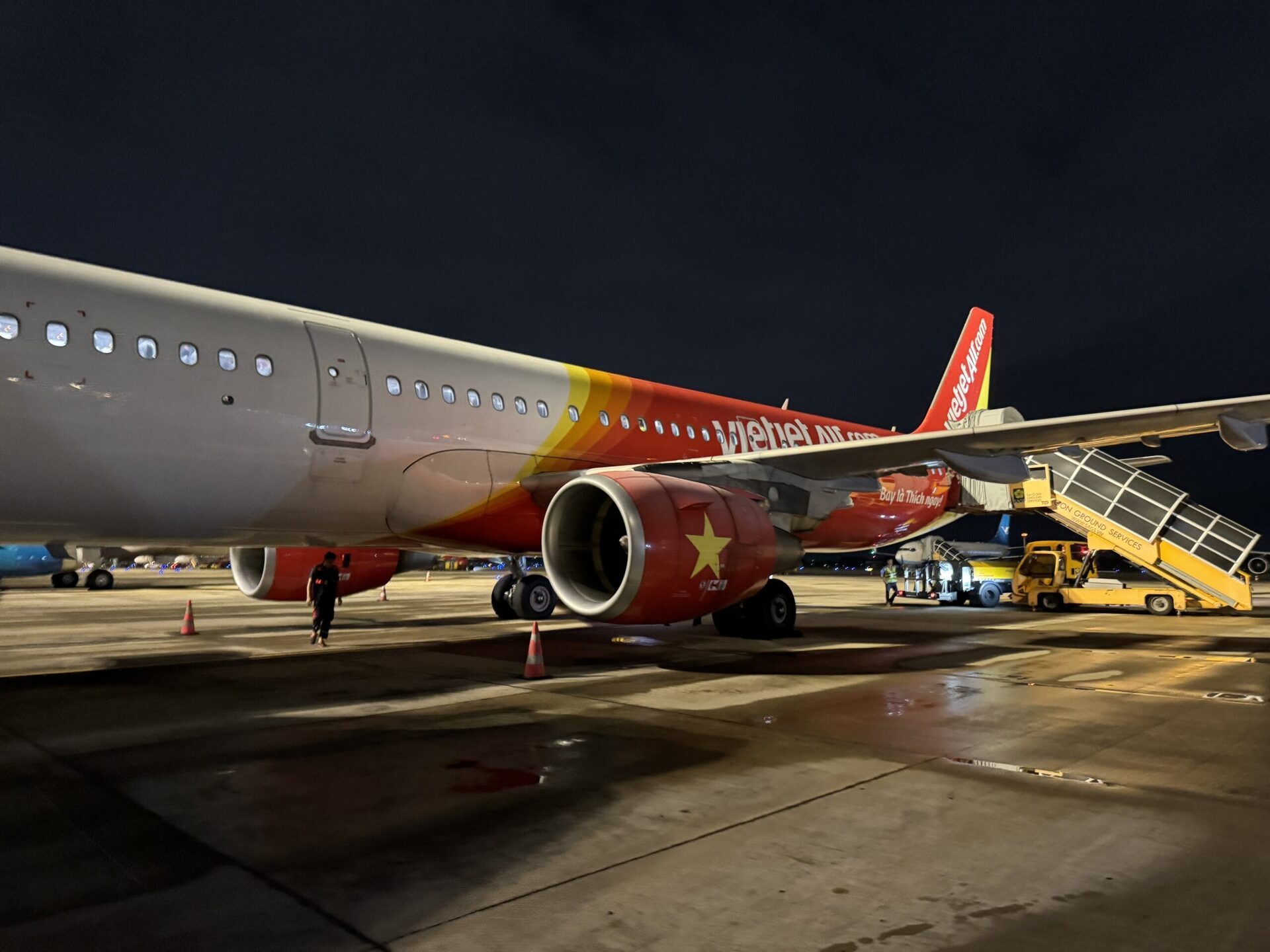 越捷航空班機延誤，航班資訊看板顯示Delay