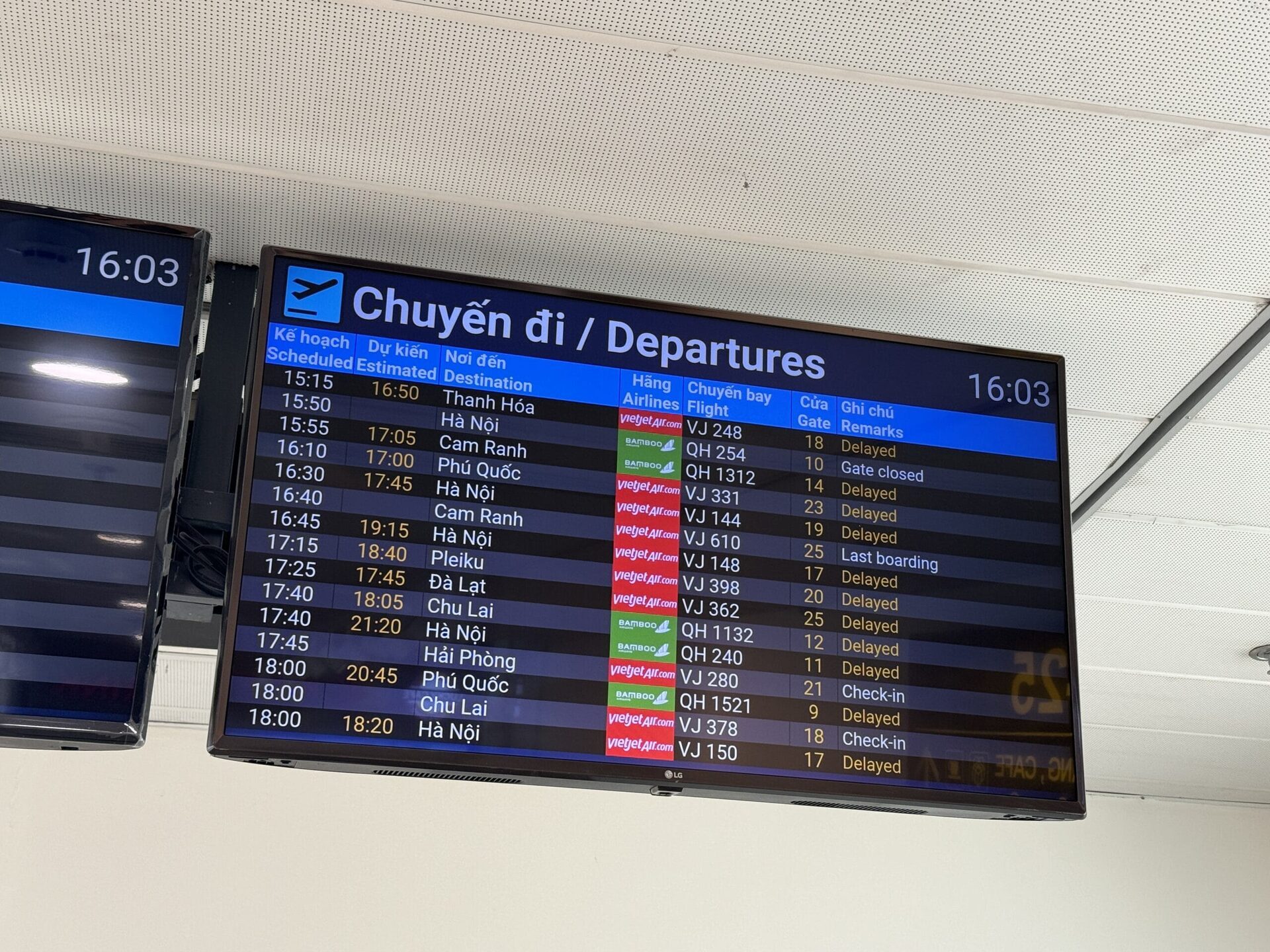 越捷航空Delay中，候機室等待畫面