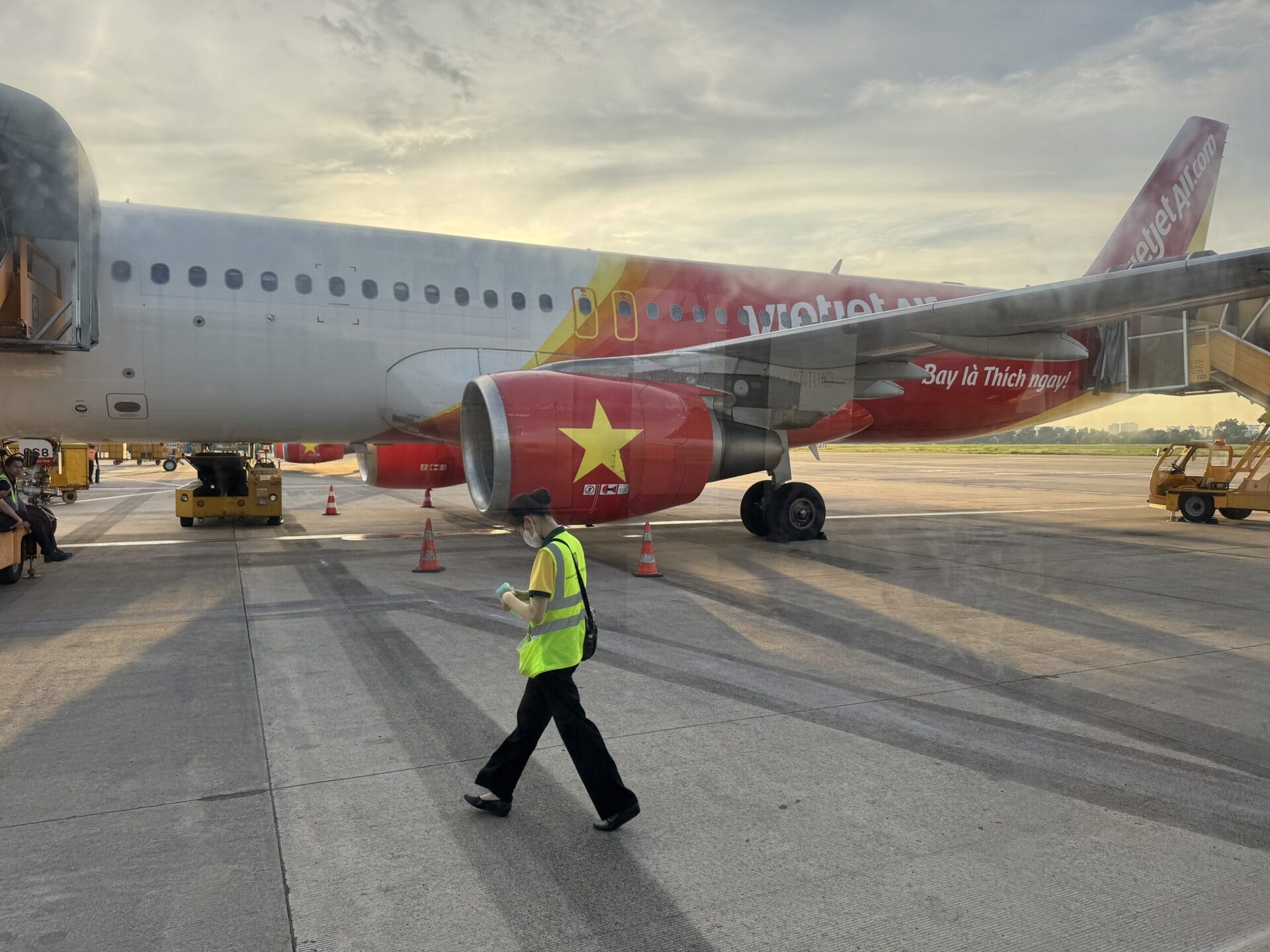 越捷航空搭接駁車前往停機坪登機