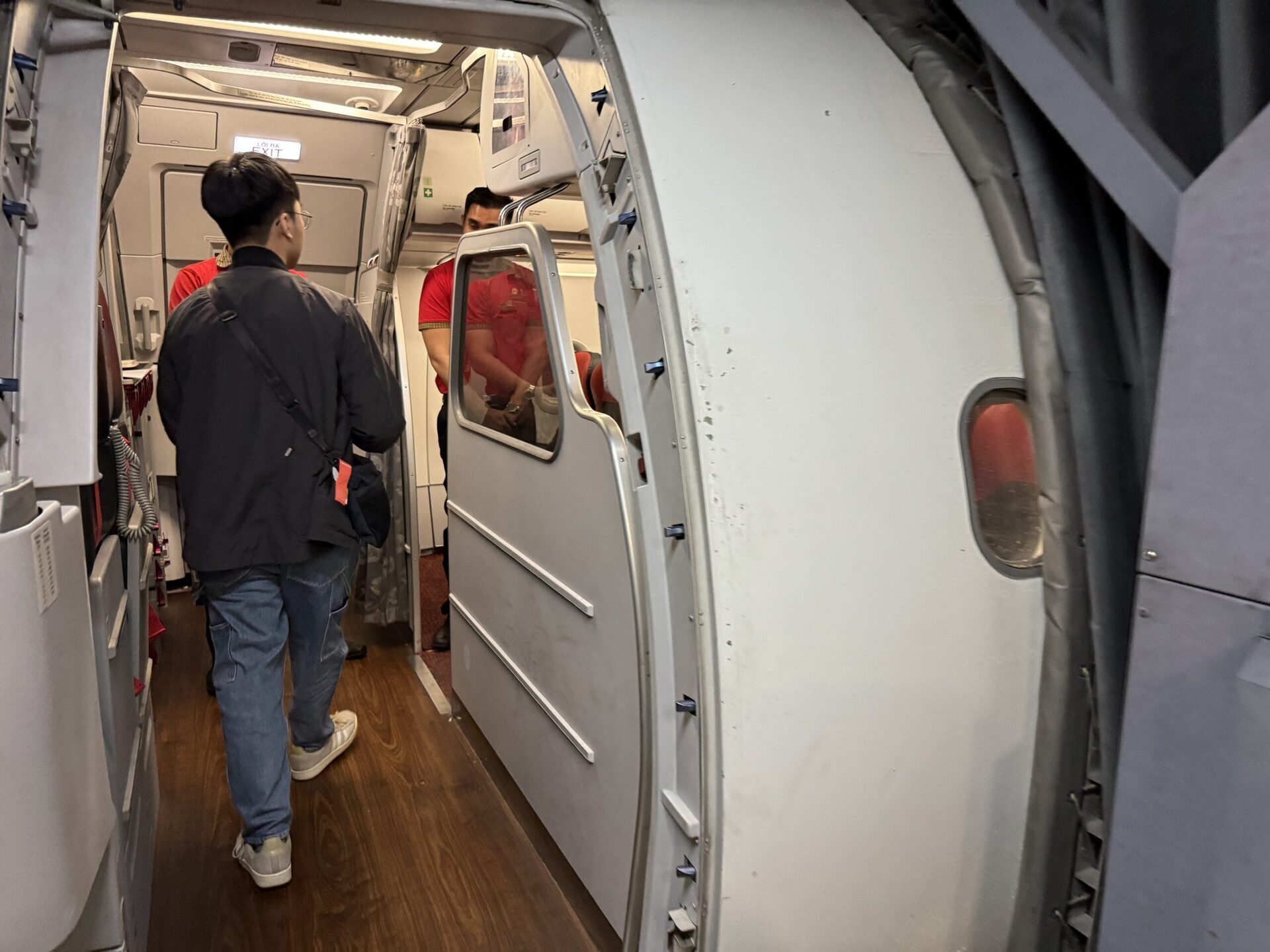 越捷航空波音737座位3-3配置，腿部空間偏小