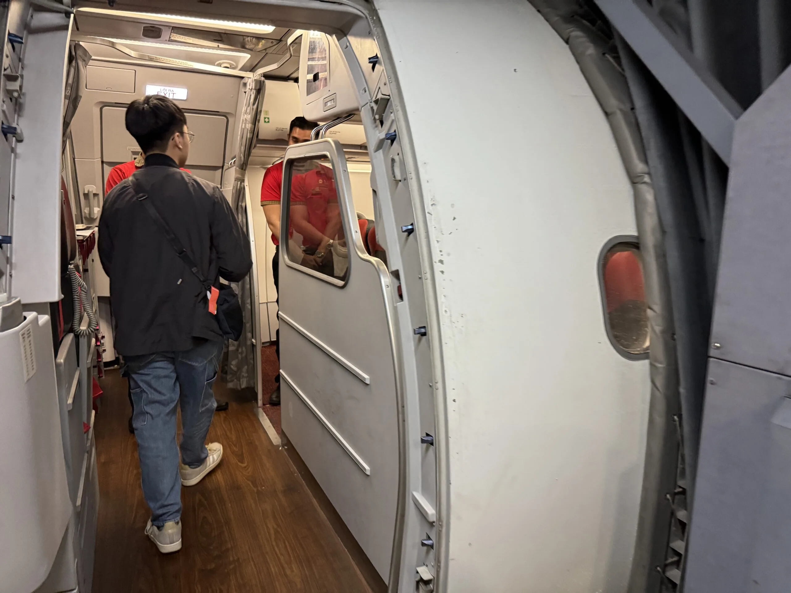 越捷航空波音737座位3-3配置，腿部空間偏小