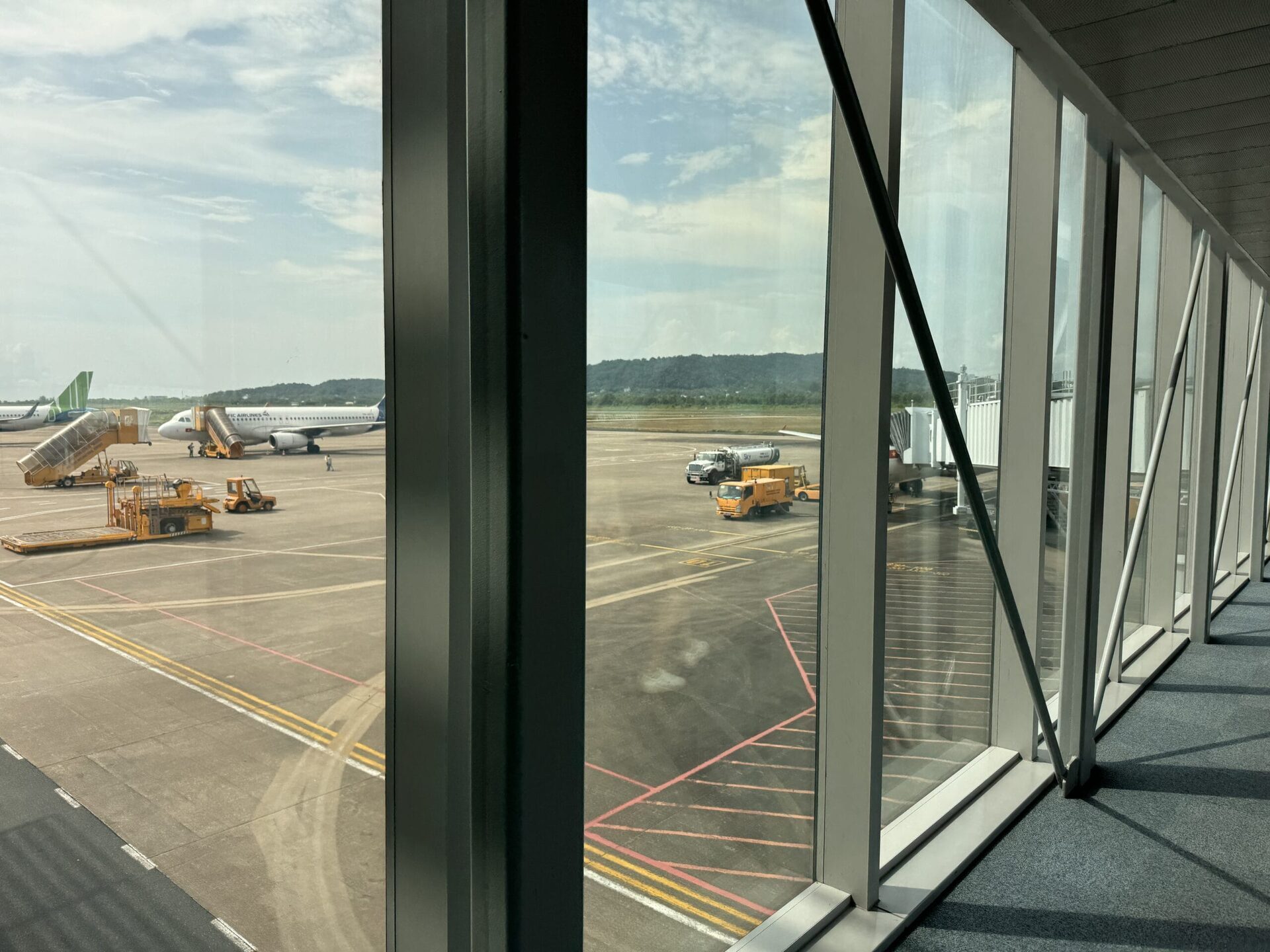 富國島機場空橋登機，越捷航空機身