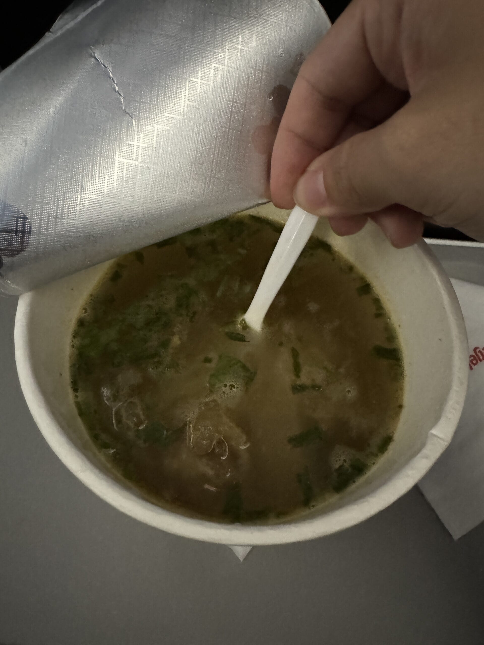 越捷航空牛肉河粉泡麵打開實拍，有真的牛肉塊