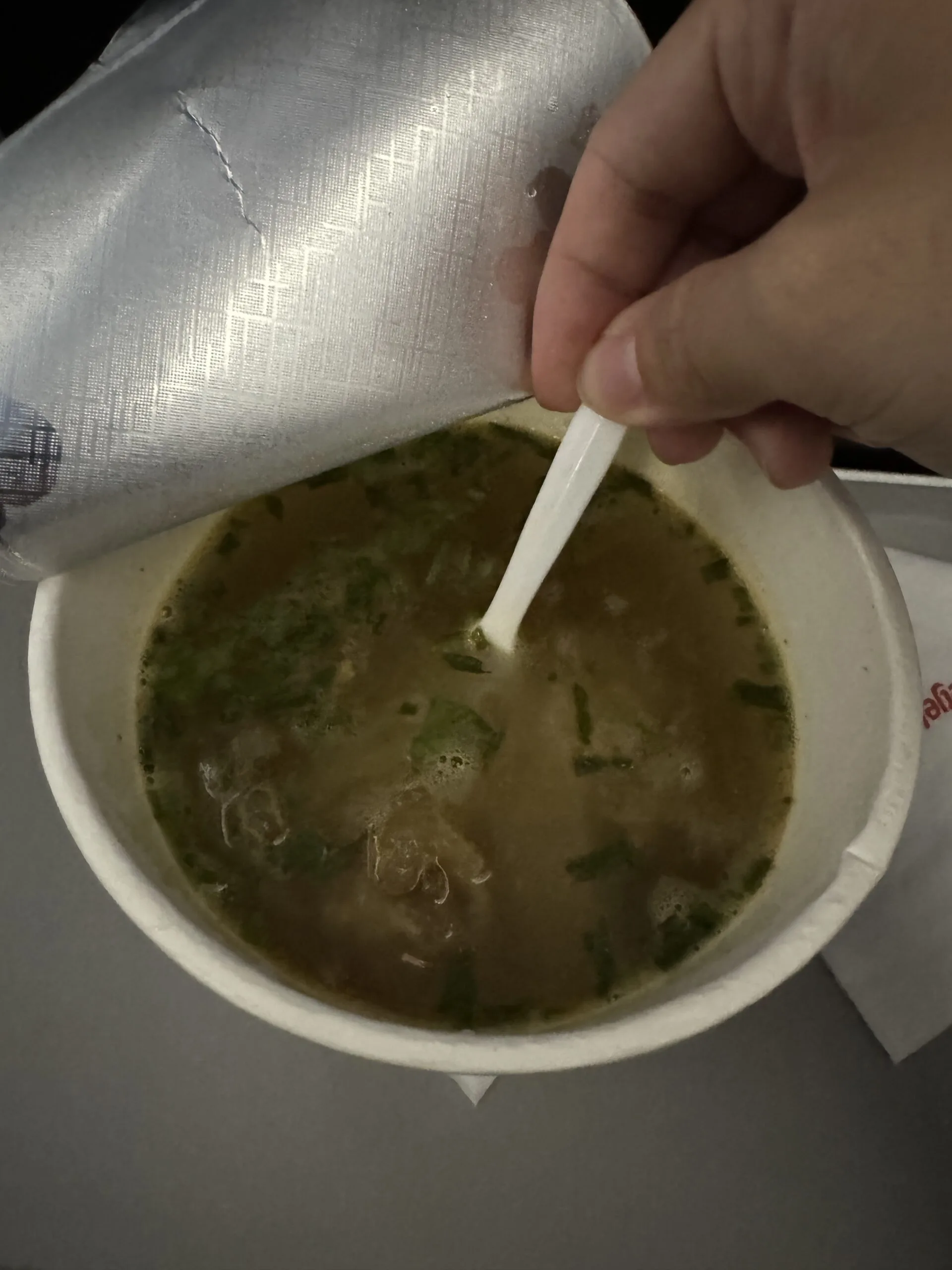 越捷航空牛肉河粉泡麵打開實拍，有真的牛肉塊