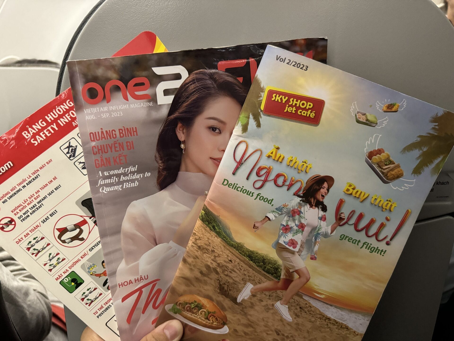 越捷航空機上越文雜誌