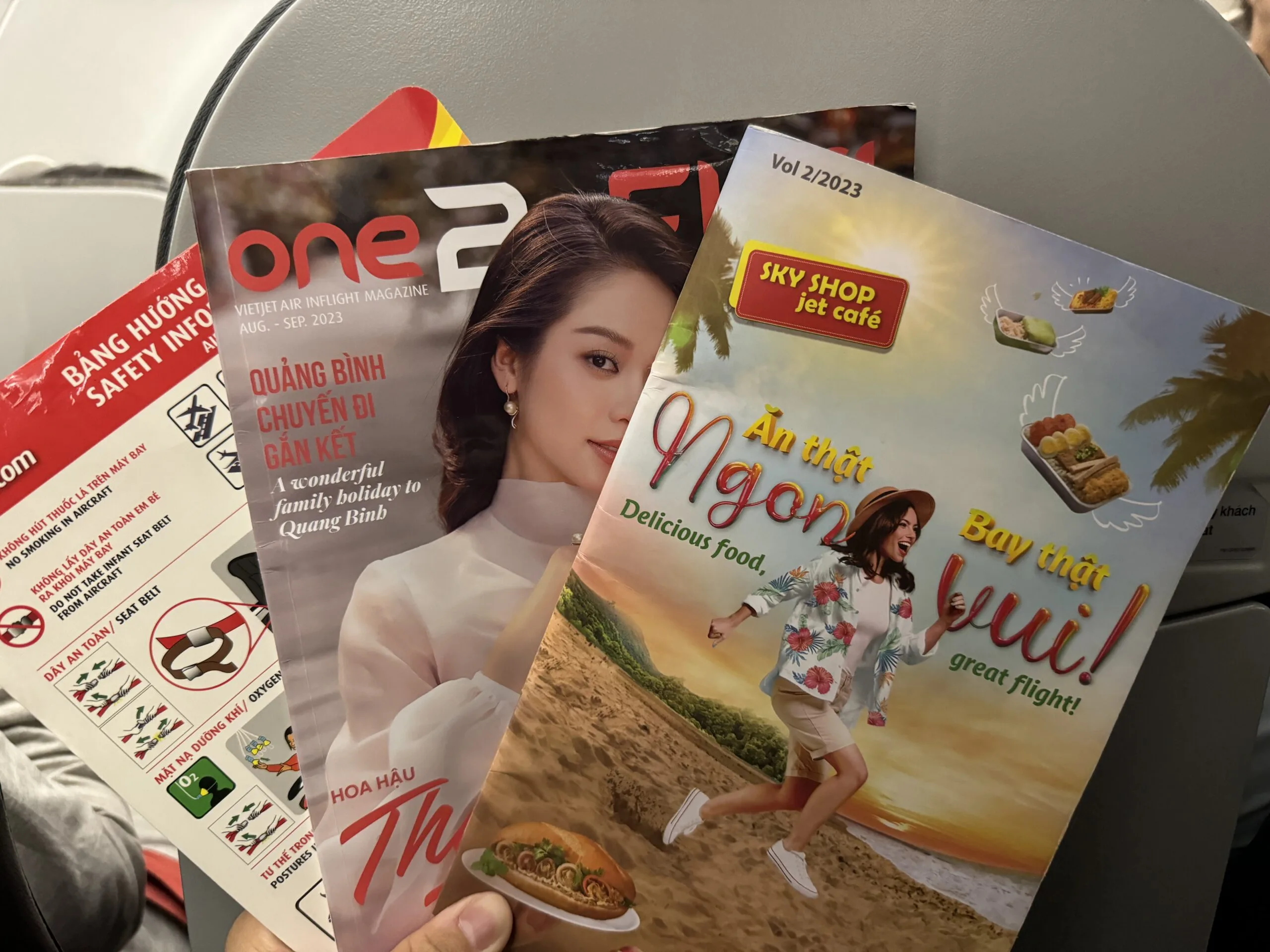 越捷航空機上越文雜誌