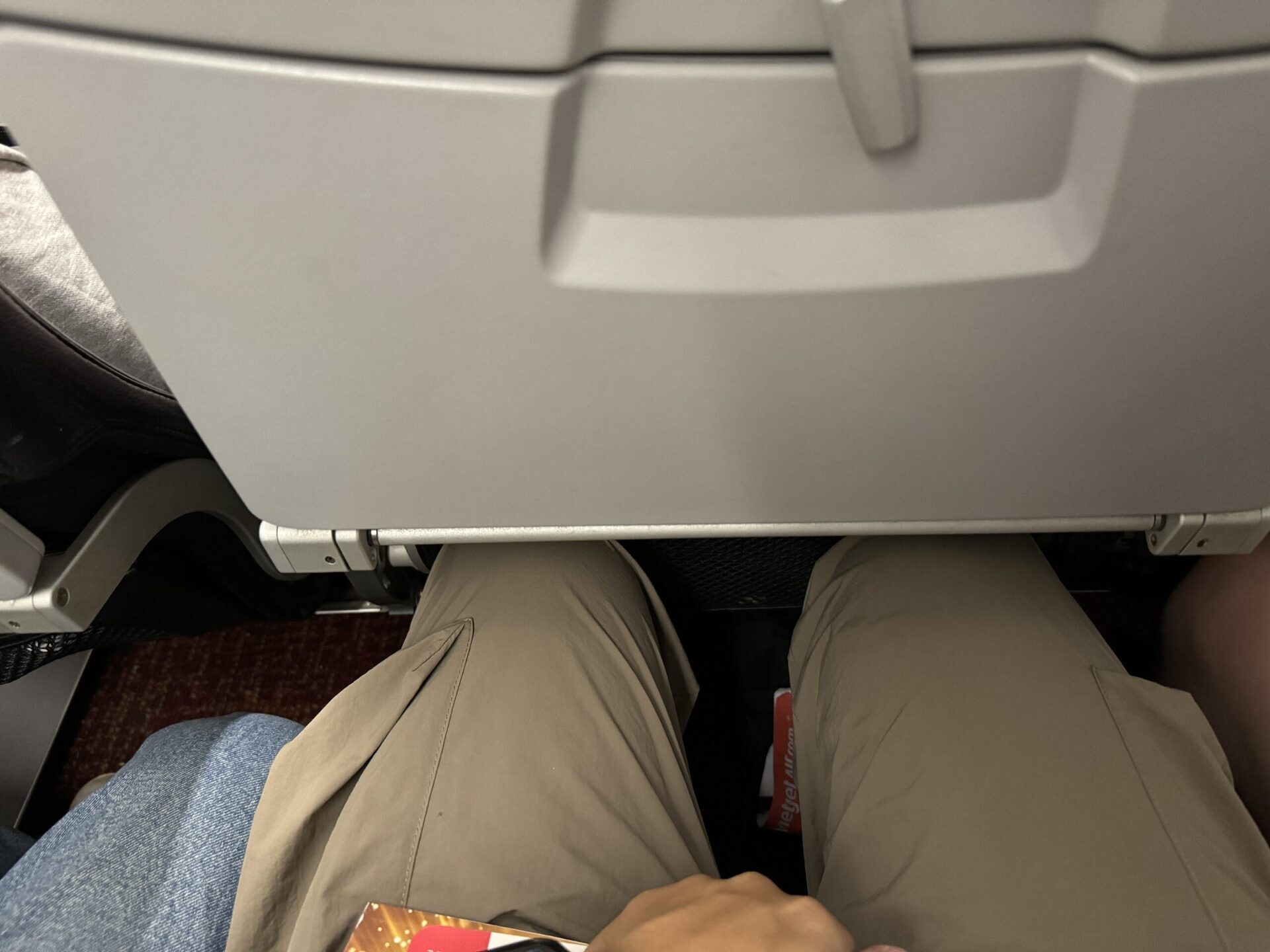 越捷航空機艙內部走道全景