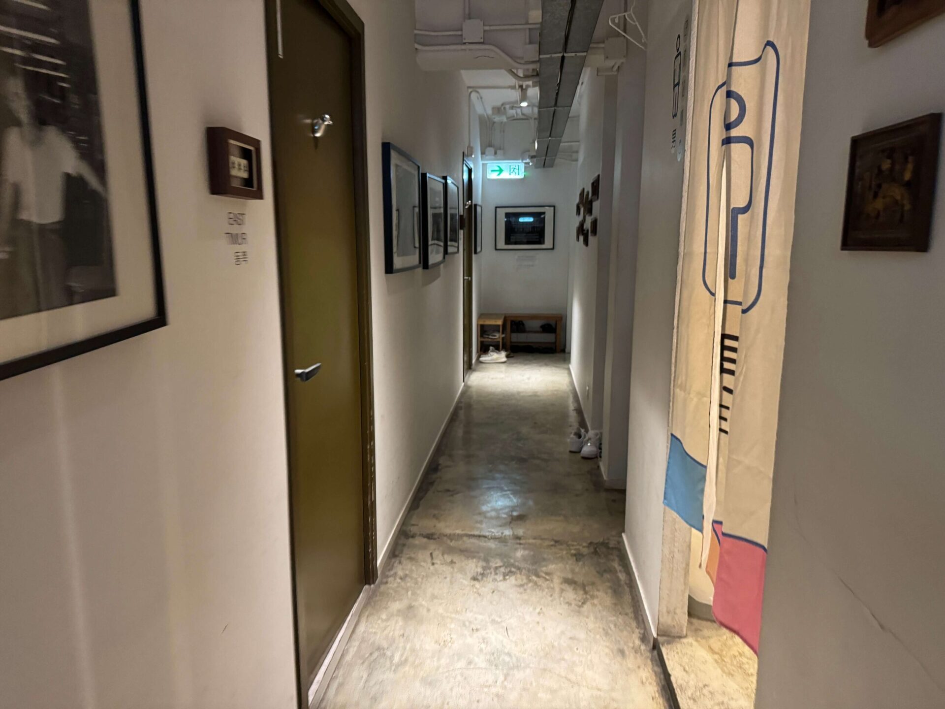 香港麻雀客棧房間外走廊指示燈與藝廊風格掛畫