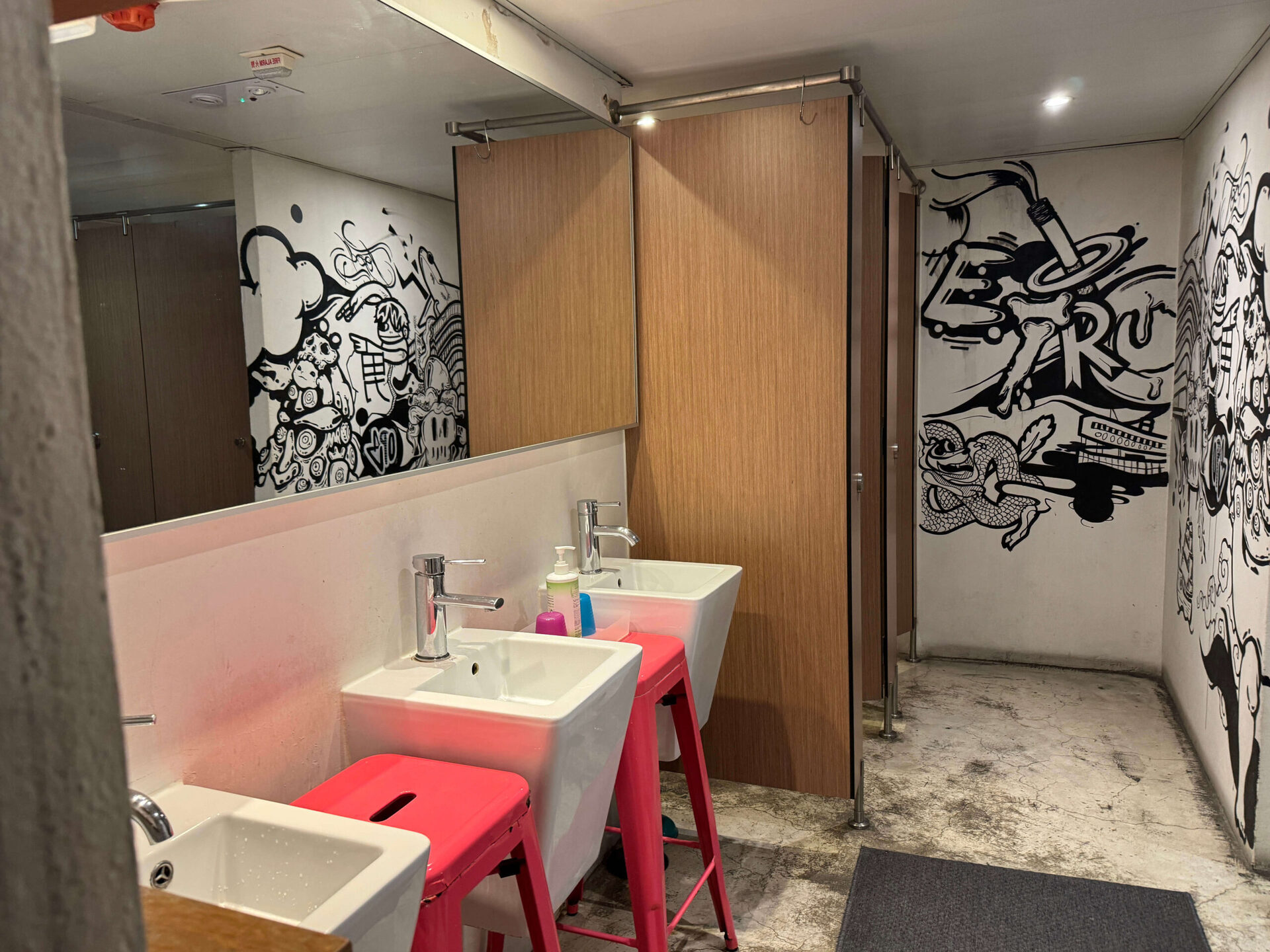 香港麻雀客棧公用衛浴洗手台塗鴉牆與粉紅椅