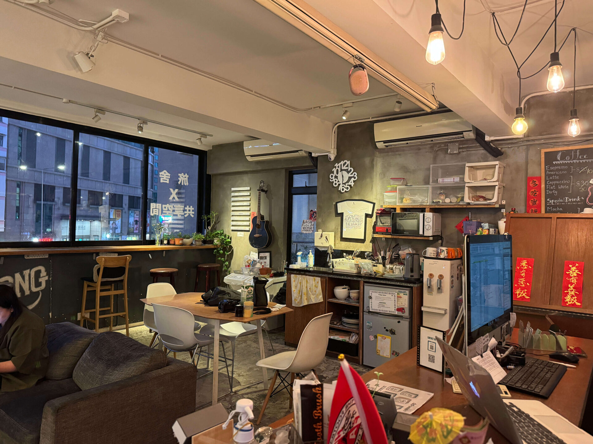 吧檯吊燈與牆邊吉他裝飾的客棧公共交誼空間