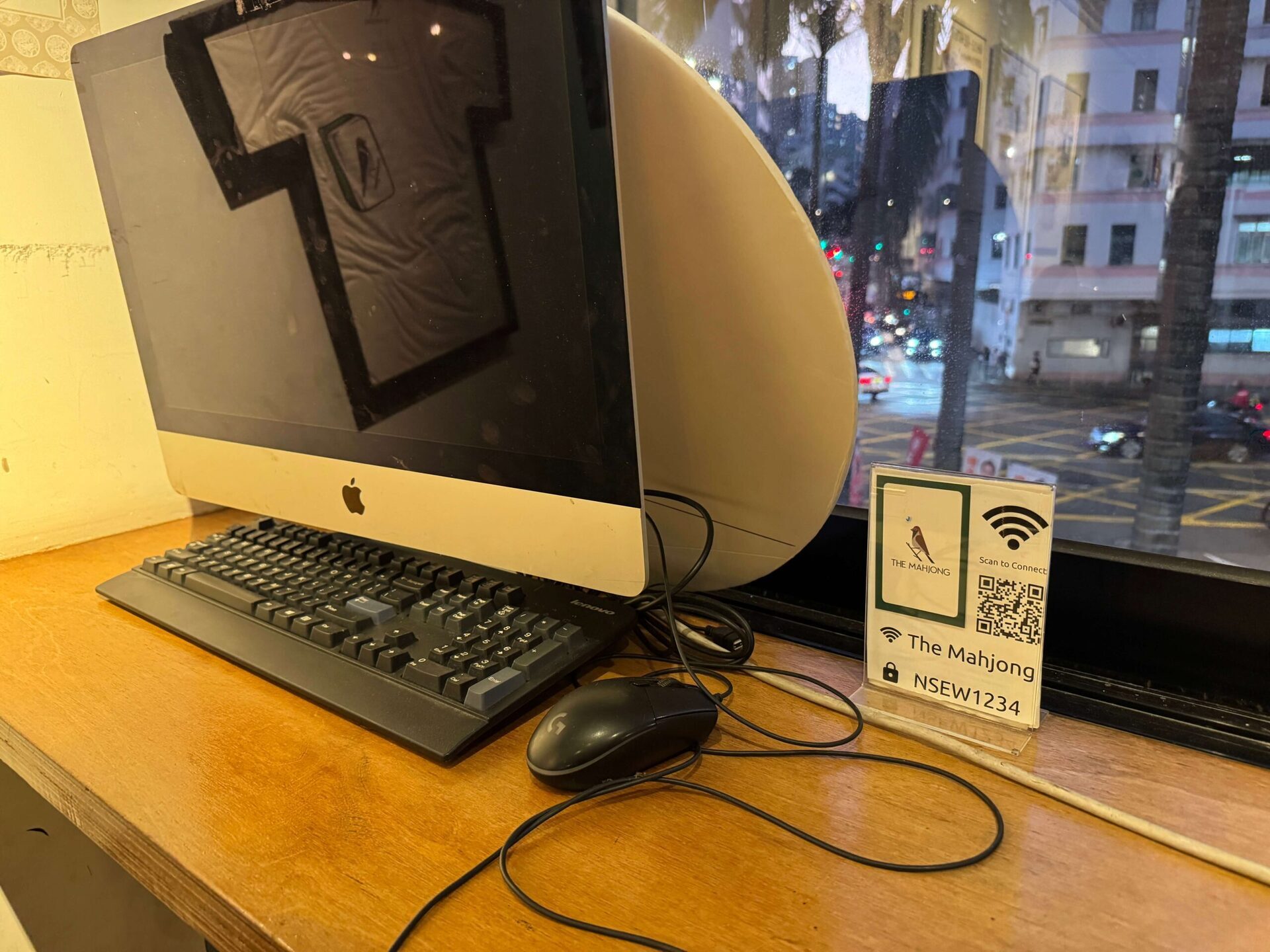 復古iMac工作角搭配麻將四方位WiFi密碼NSEW1234指示牌