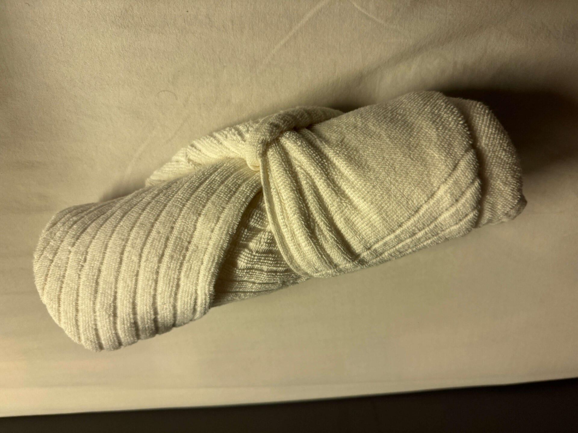 每張床位都會擺一條捲好的乾淨白色浴巾