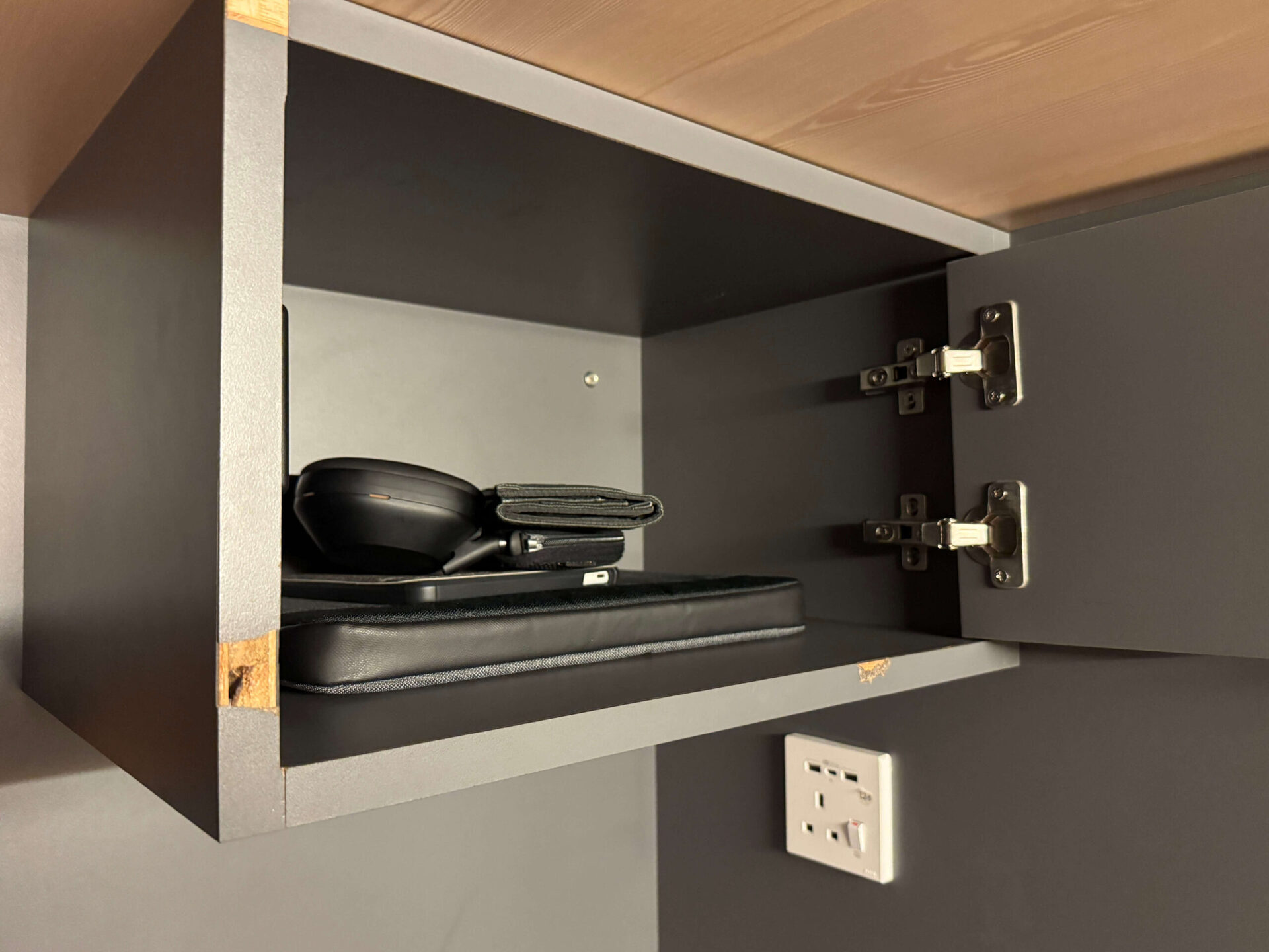 香港麻雀客棧床頭內嵌收納櫃與筆電位