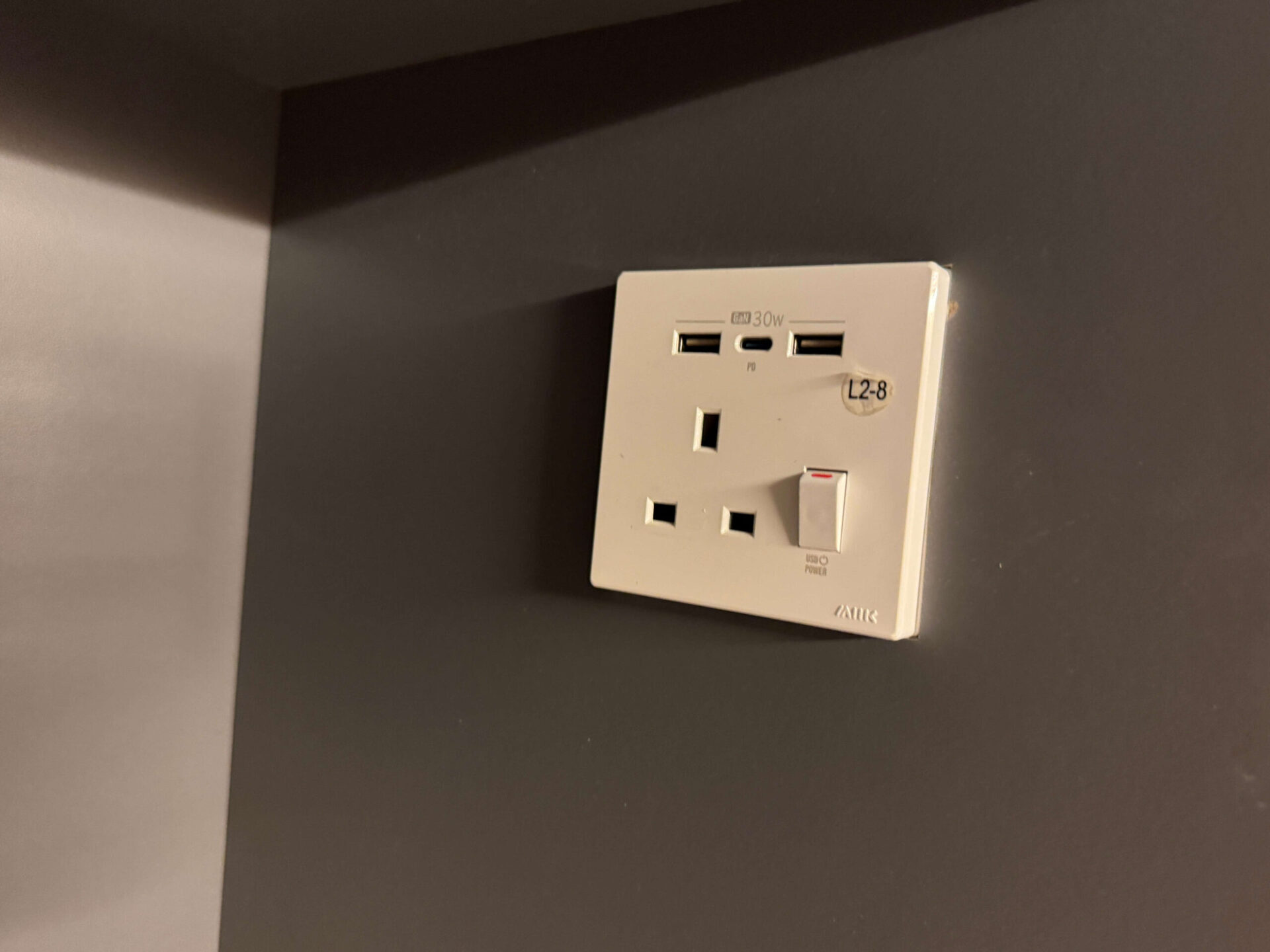 床頭一組USB-A加USB-C加港式三孔30W GaN快充插座