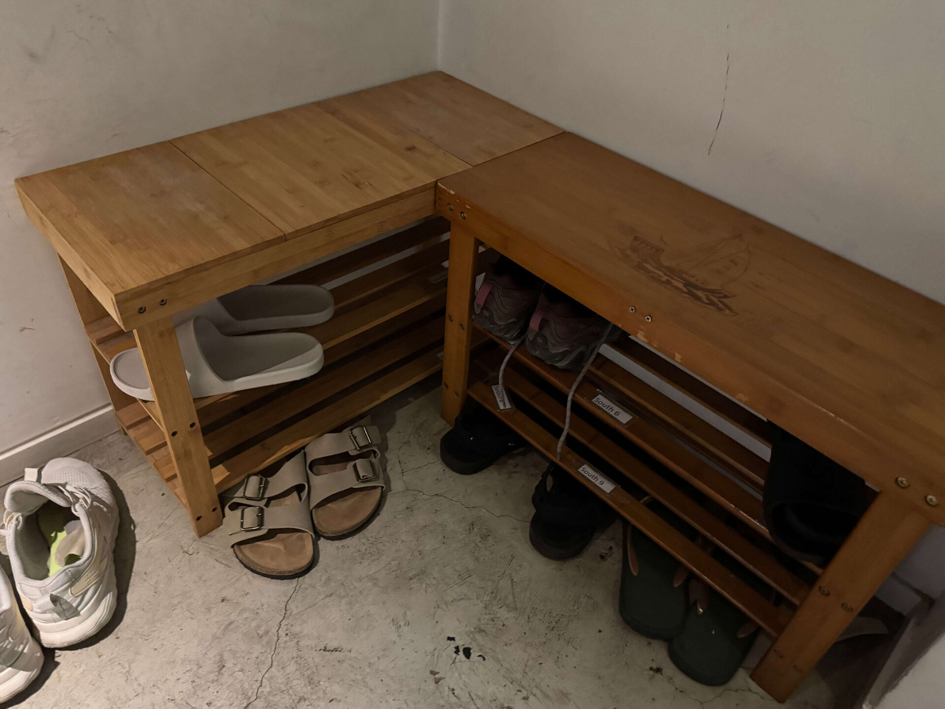 香港麻雀客棧木製鞋櫃實體脫鞋區