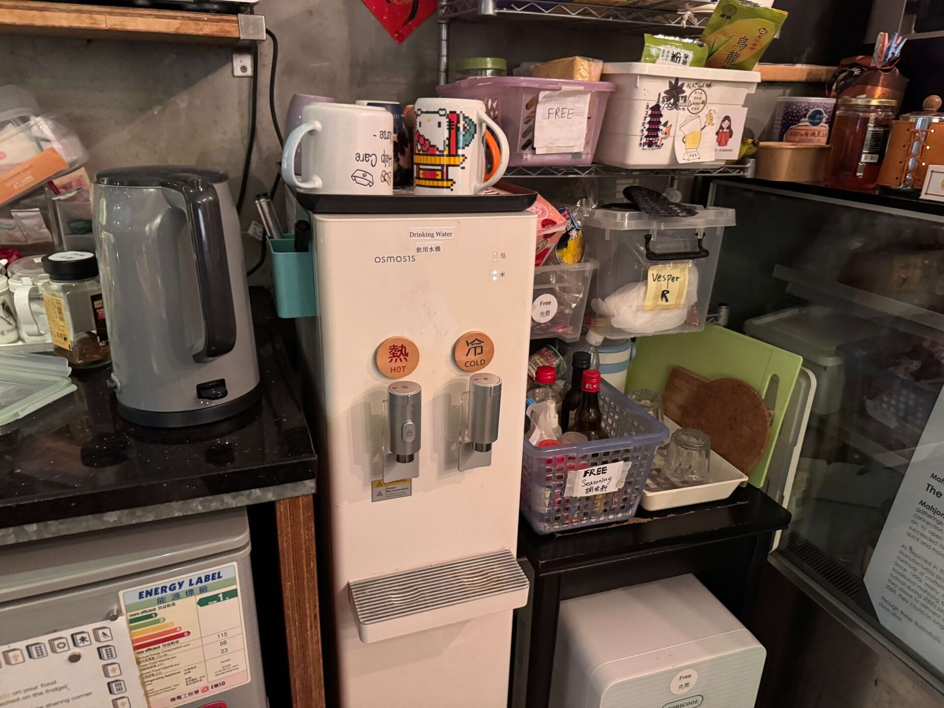共用廚房飲水機與背包客留下的免費調味料分享區