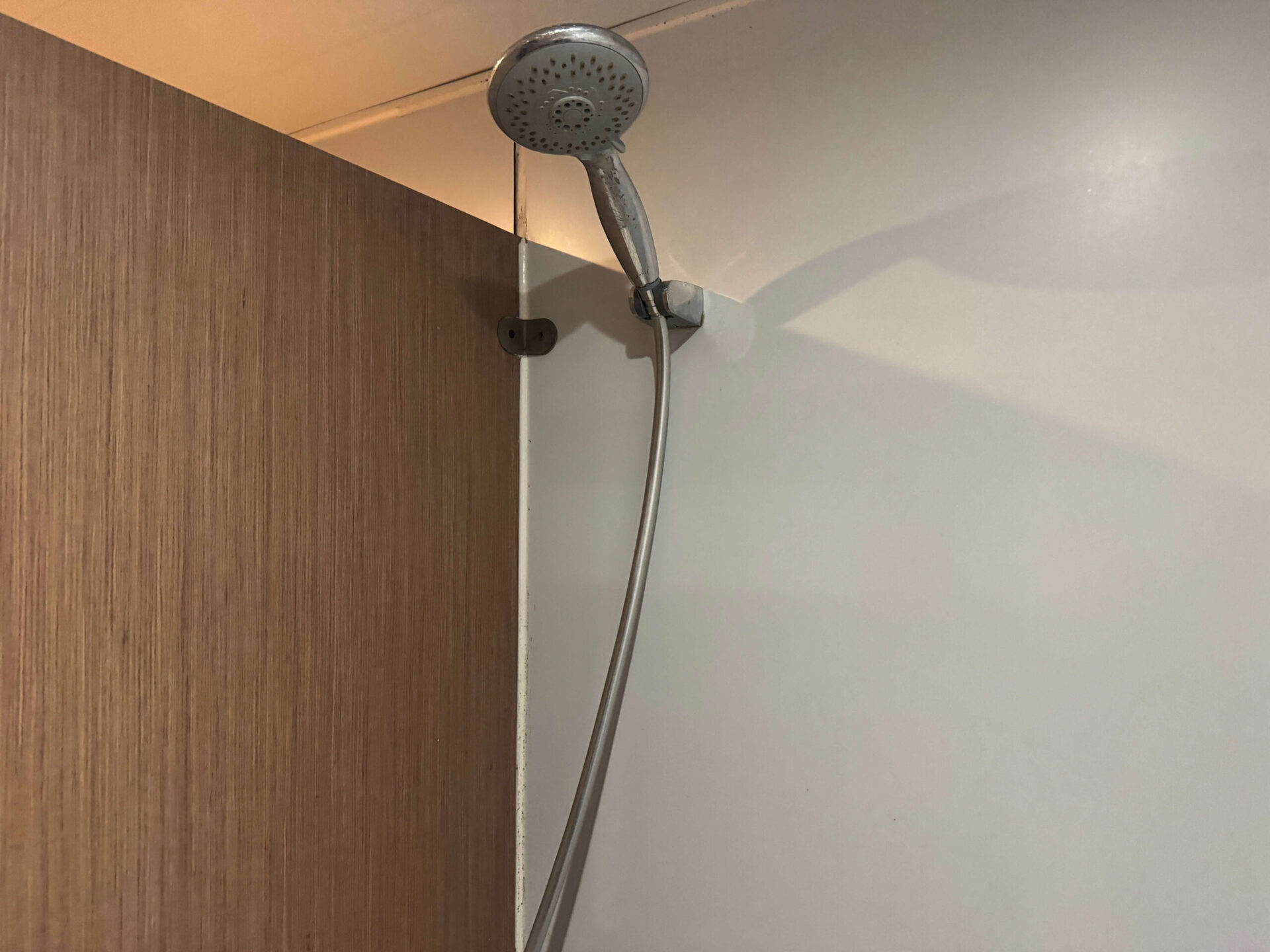 香港麻雀客棧公用衛浴獨立淋浴間蓮蓬頭