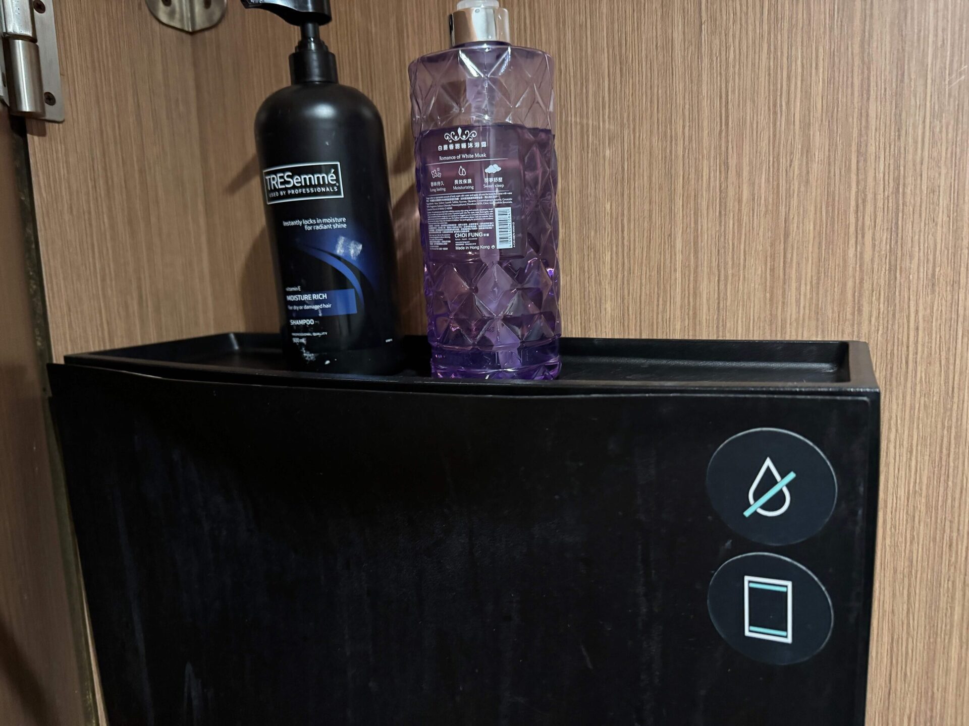 香港麻雀客棧公用衛浴TRESemmé洗髮精與沐浴乳備品