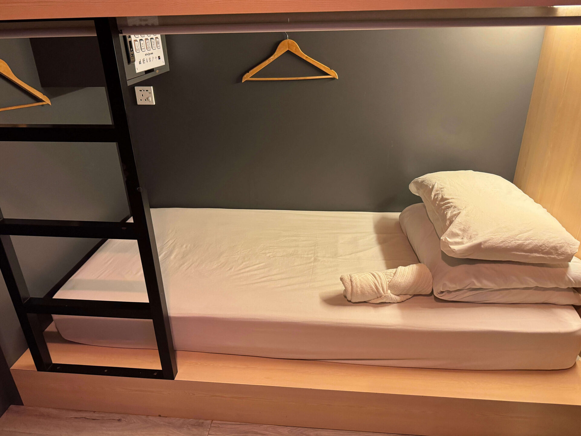 香港麻雀客棧單人床位內嵌設計與衣架掛勾