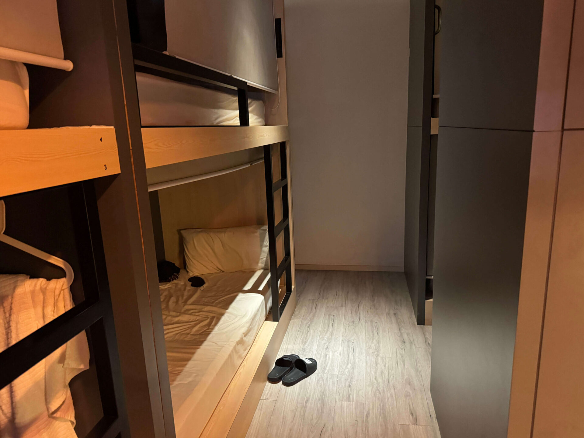 10人男女混合上下舖背包宿舍房內部走道