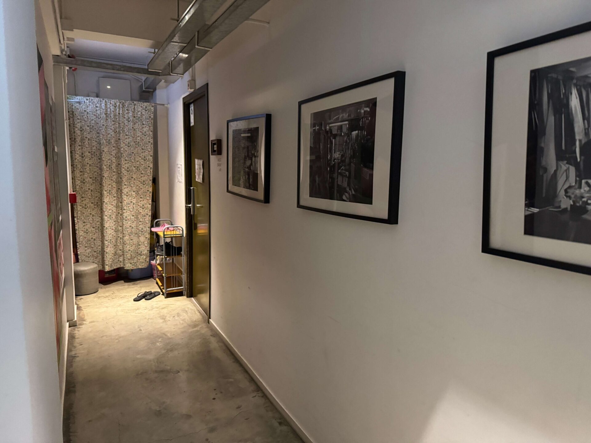 香港麻雀客棧房間外走廊掛畫與布簾裝飾