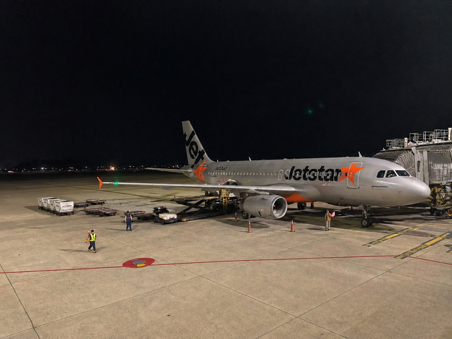 捷星航空A320停機坪夜景捷星塗裝