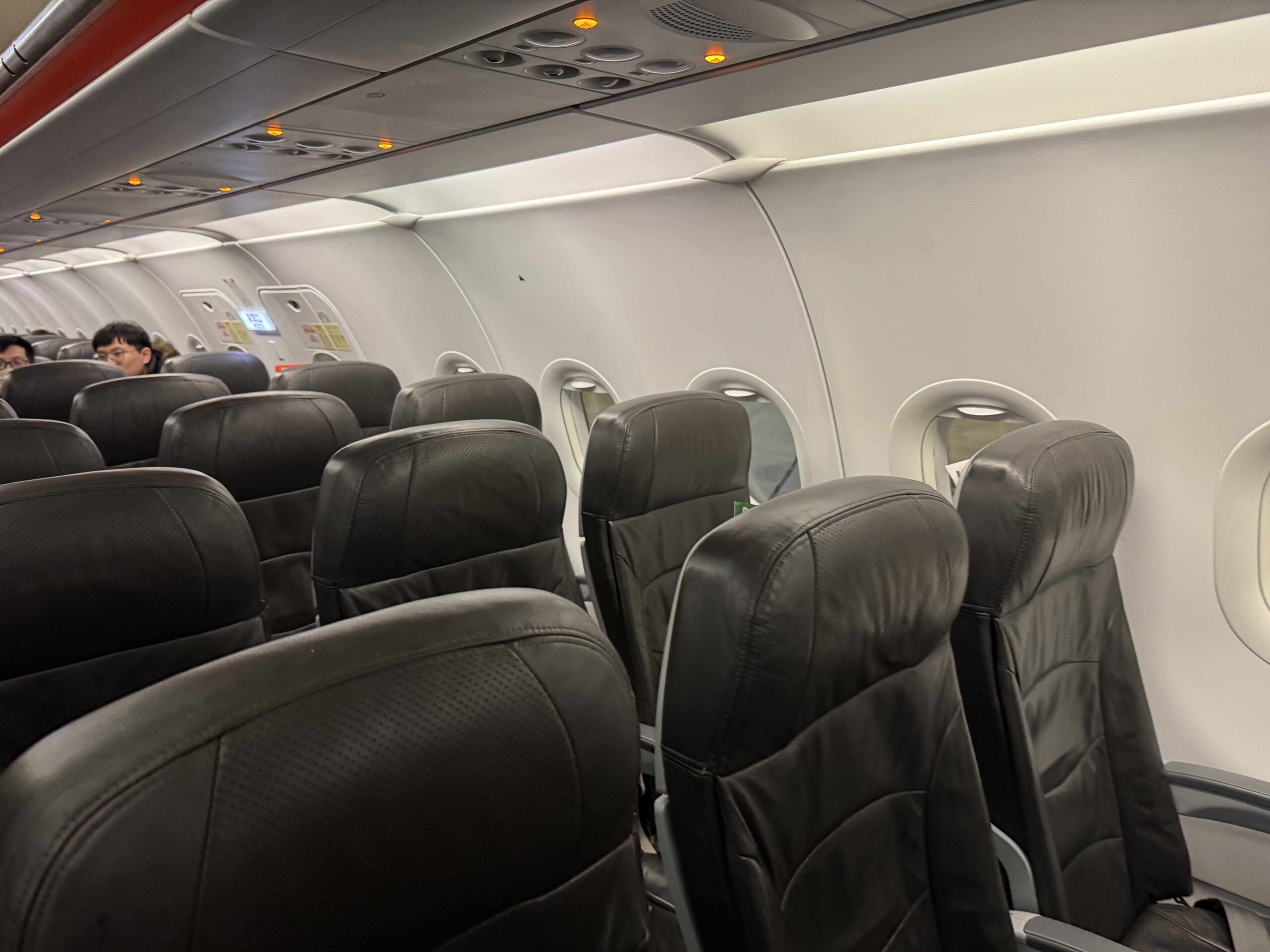 捷星A320客艙旅客就座椅背雜誌一字排開