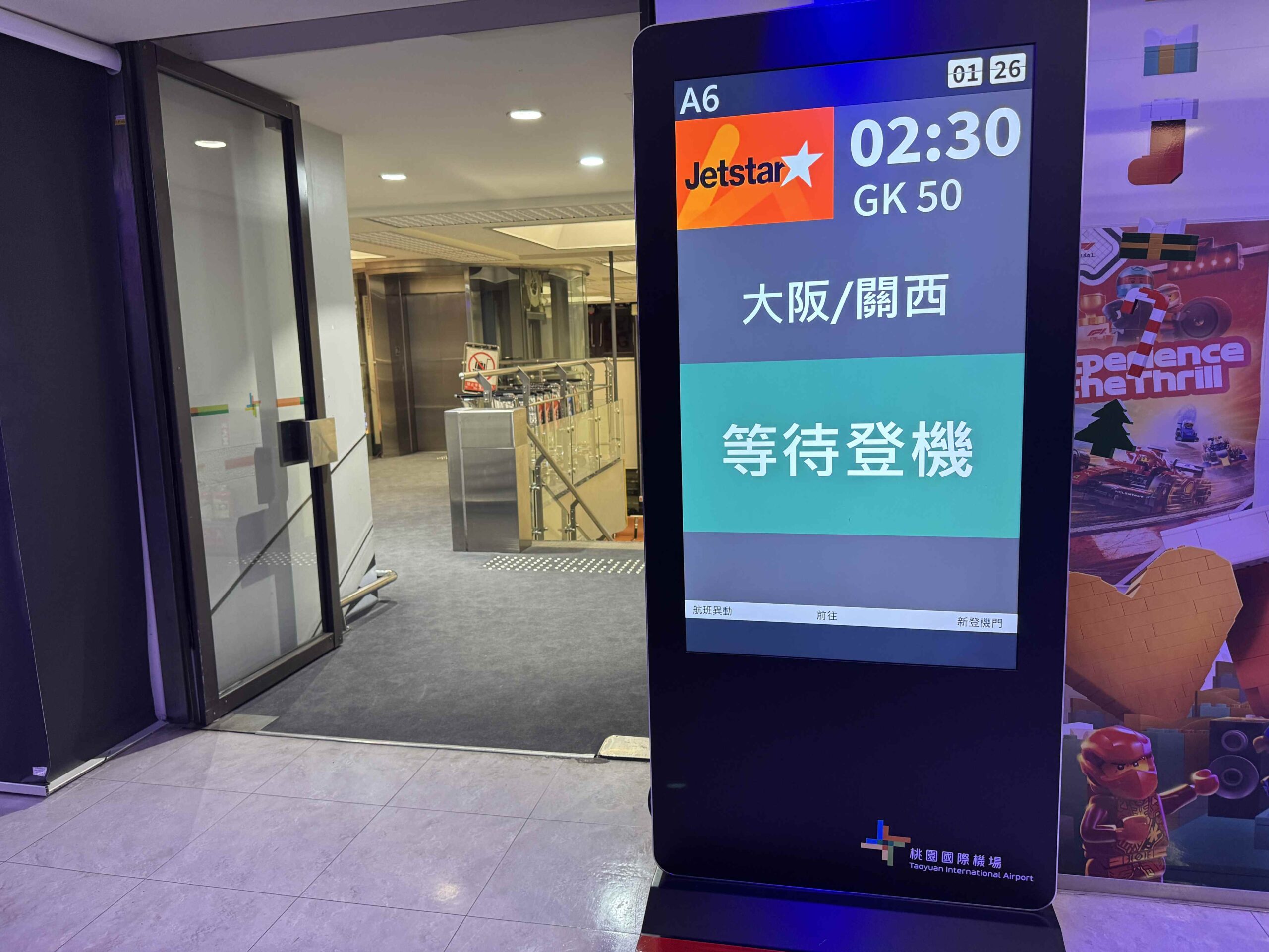 捷星GK50桃園機場A6登機門02:30飛大阪關西看板