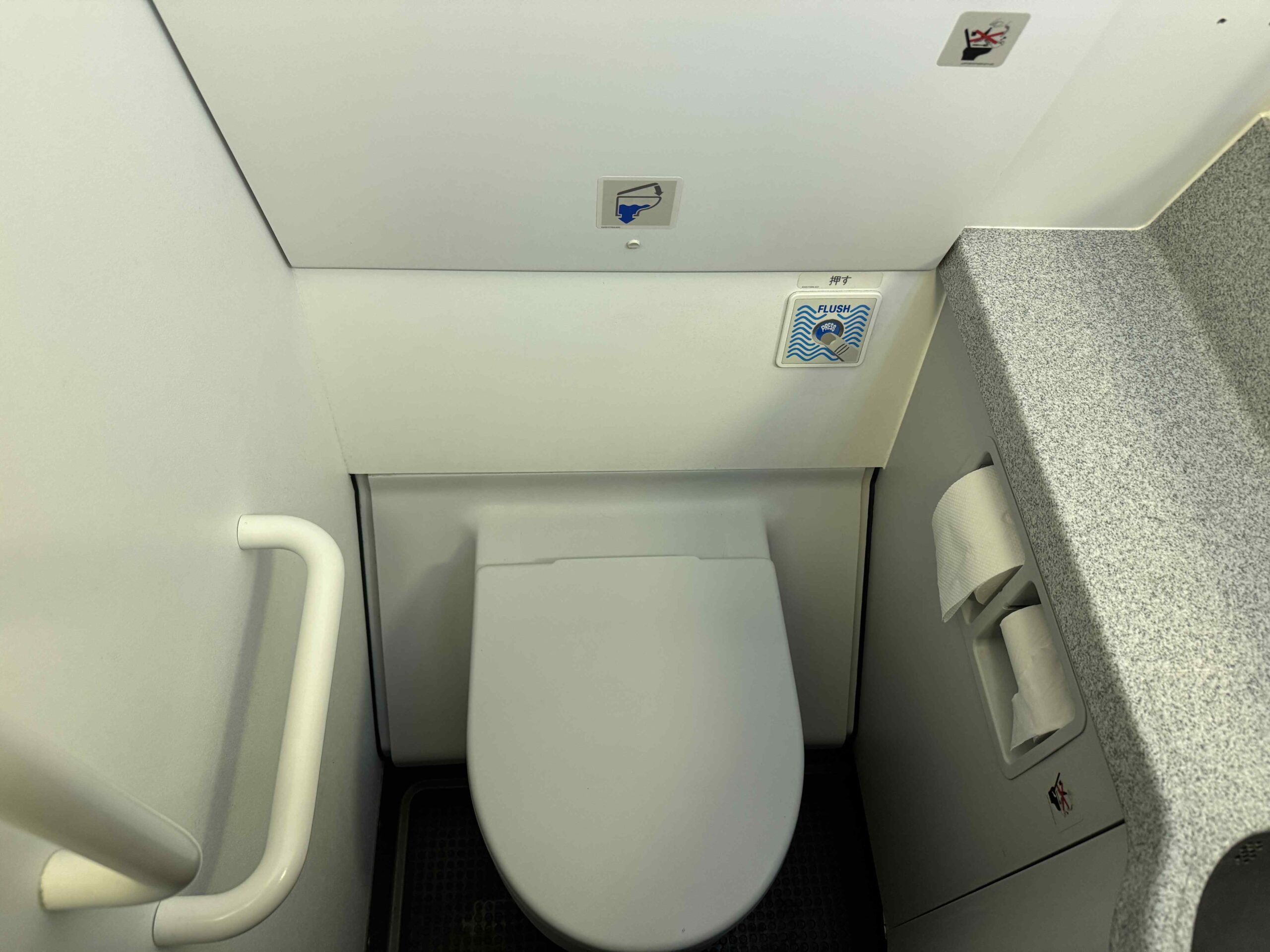 捷星 A320 機上廁所內部馬桶與衛生紙架