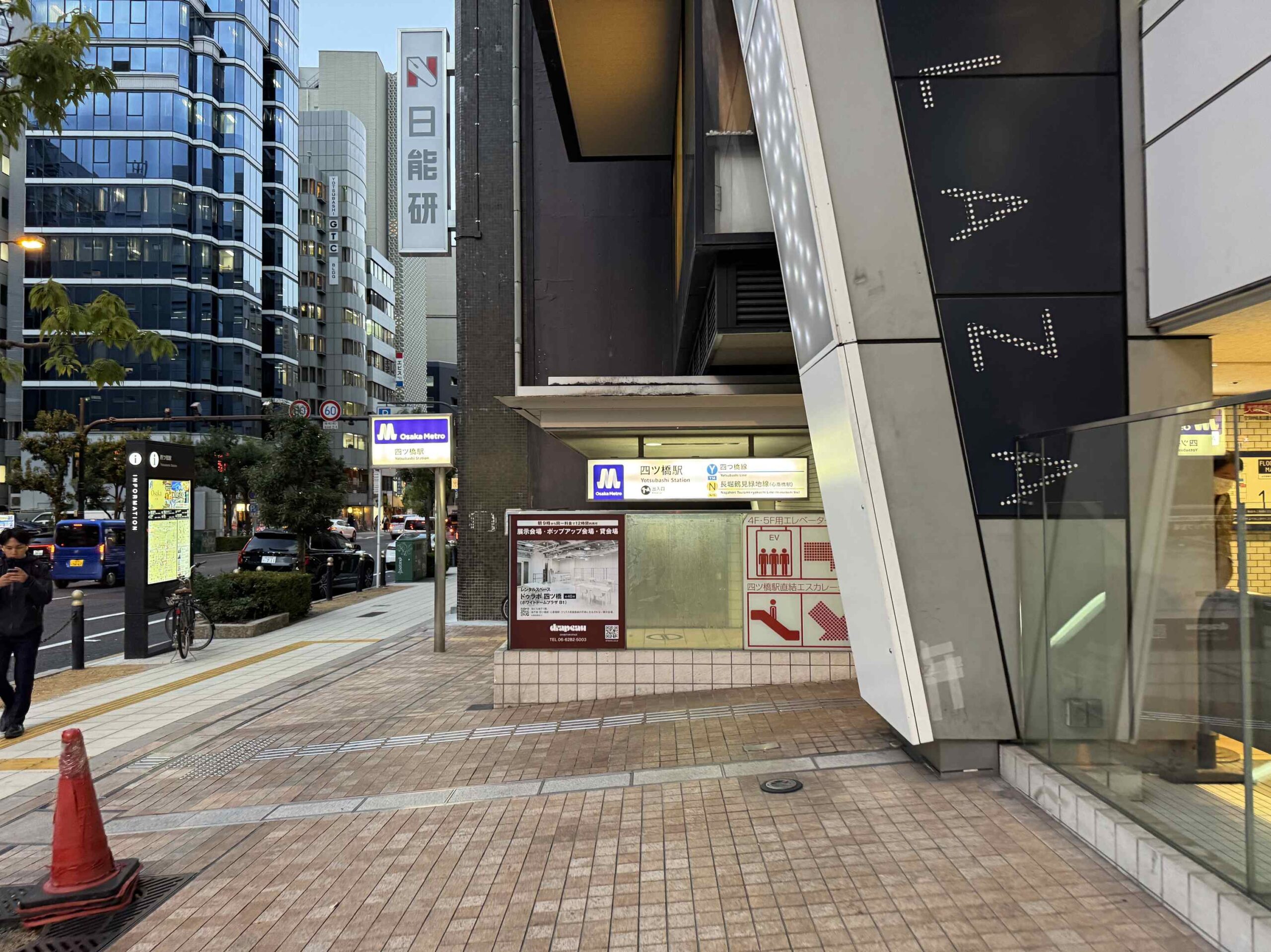 大阪微笑飯店樓層走廊轉角的ICE製冰機，灰白色大型機台提供24小時免費取冰服務