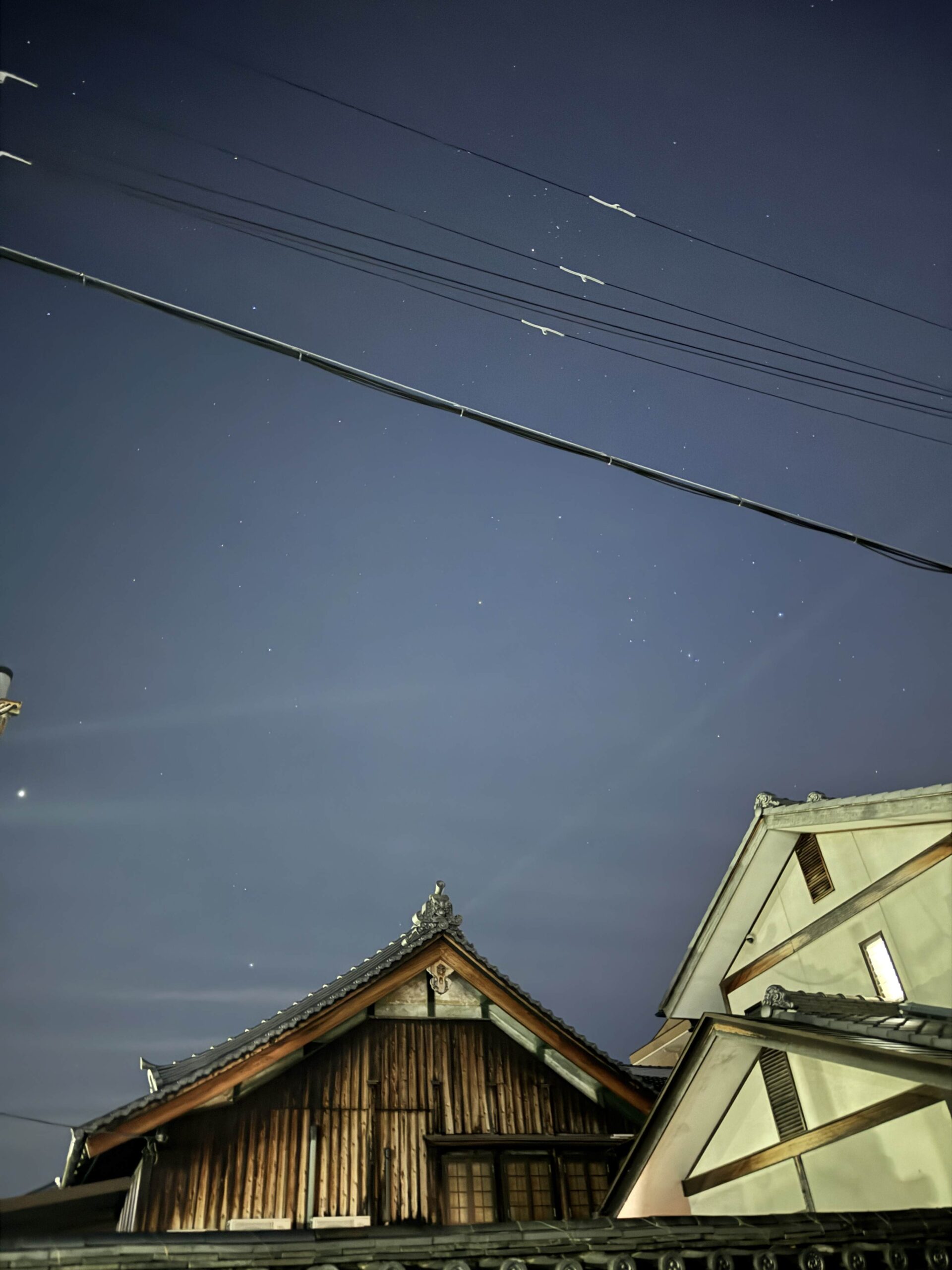 KOKO HOTEL京都三條附近的京都傳統屋瓦民宅與電線，夜空可見星星點點，市區光害低