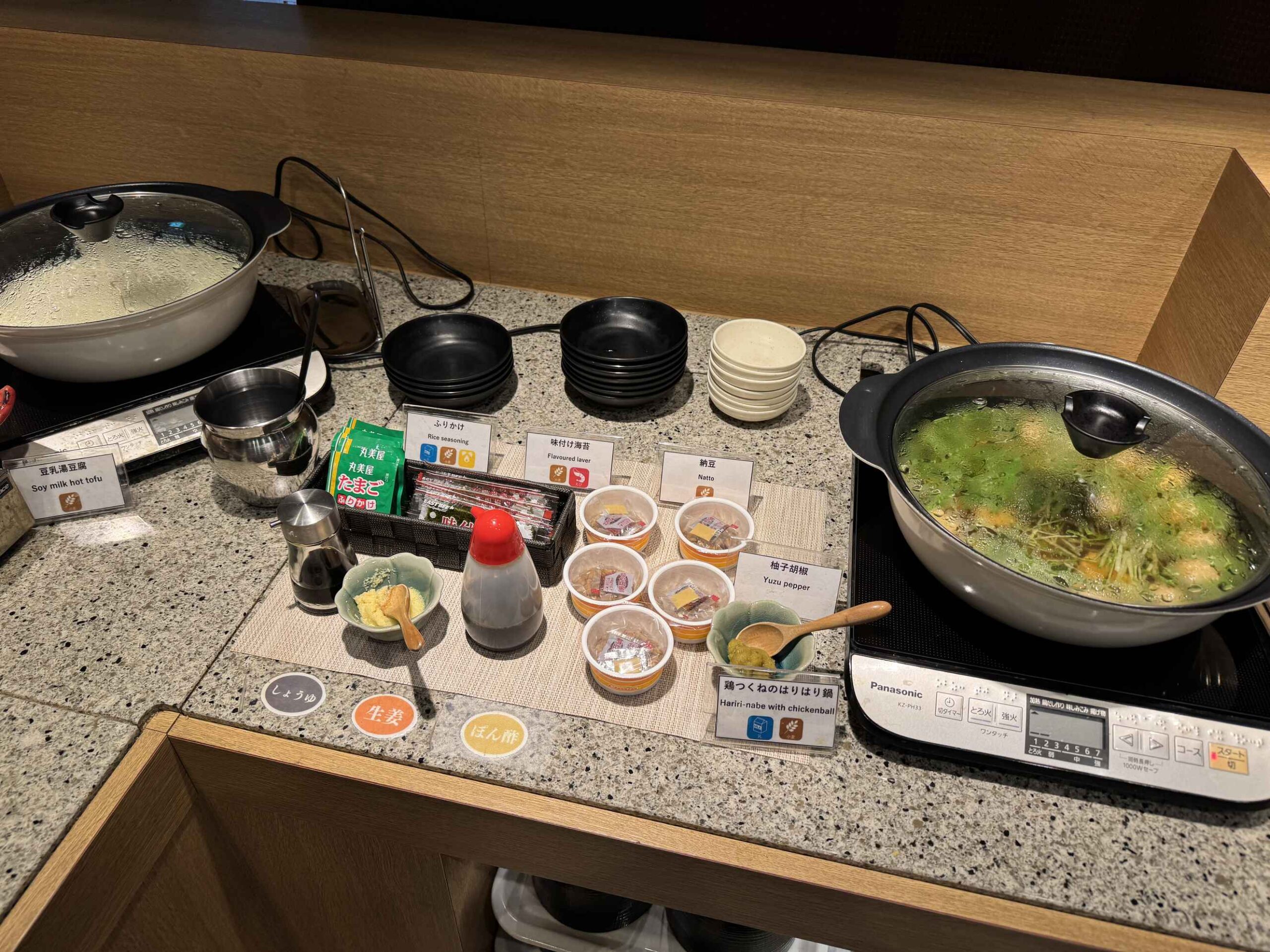 京都食材自助早餐主菜區，京豆腐配九条蔥はりはり鍋與雞肉丸子調味專區