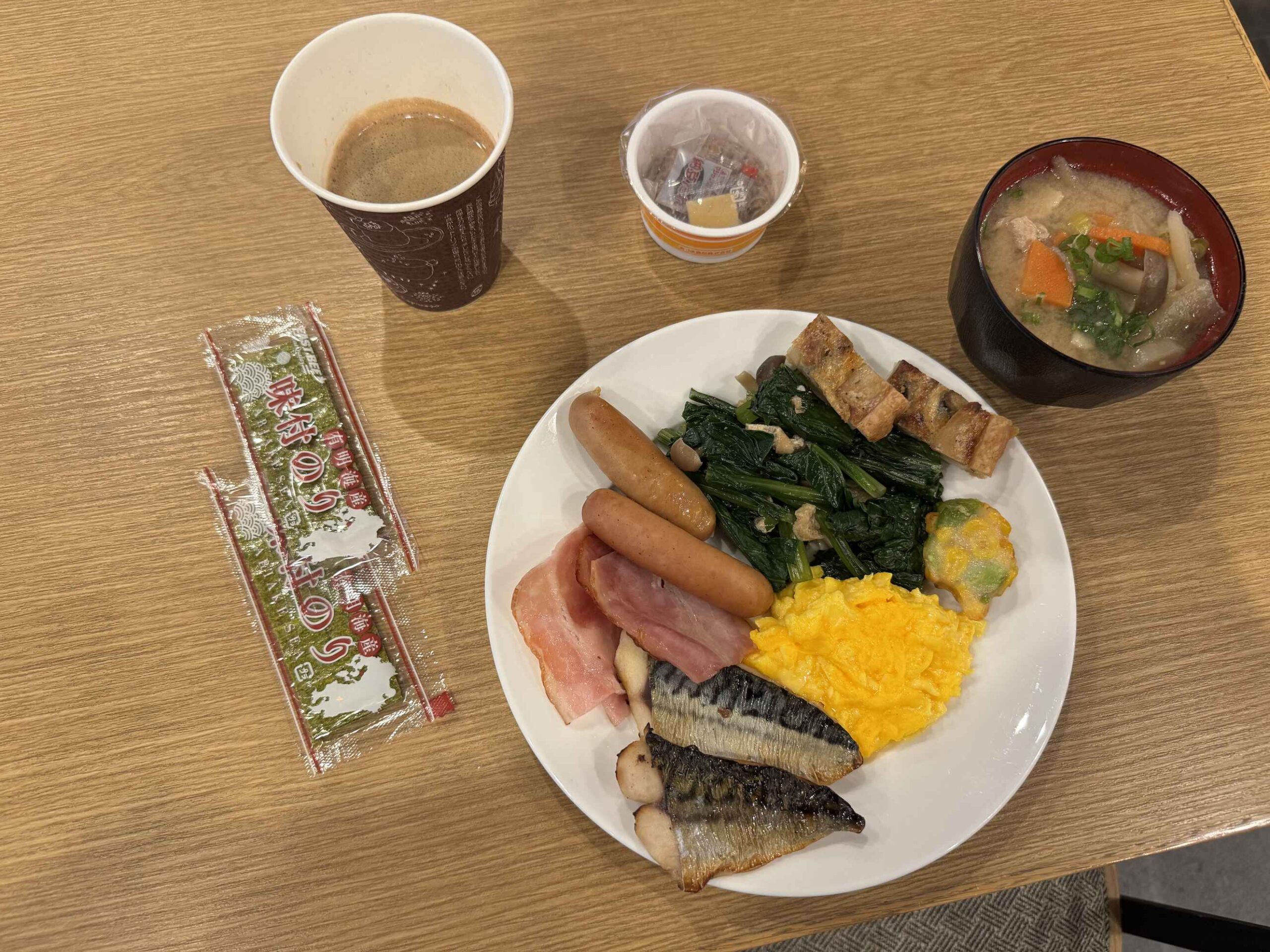 作者在KOKO HOTEL京都三條早餐自助裝盤實照，咖啡與小八橋甜點搭配玉子燒香腸培根鯖魚與京豆腐九條蔥菠菜配豚汁