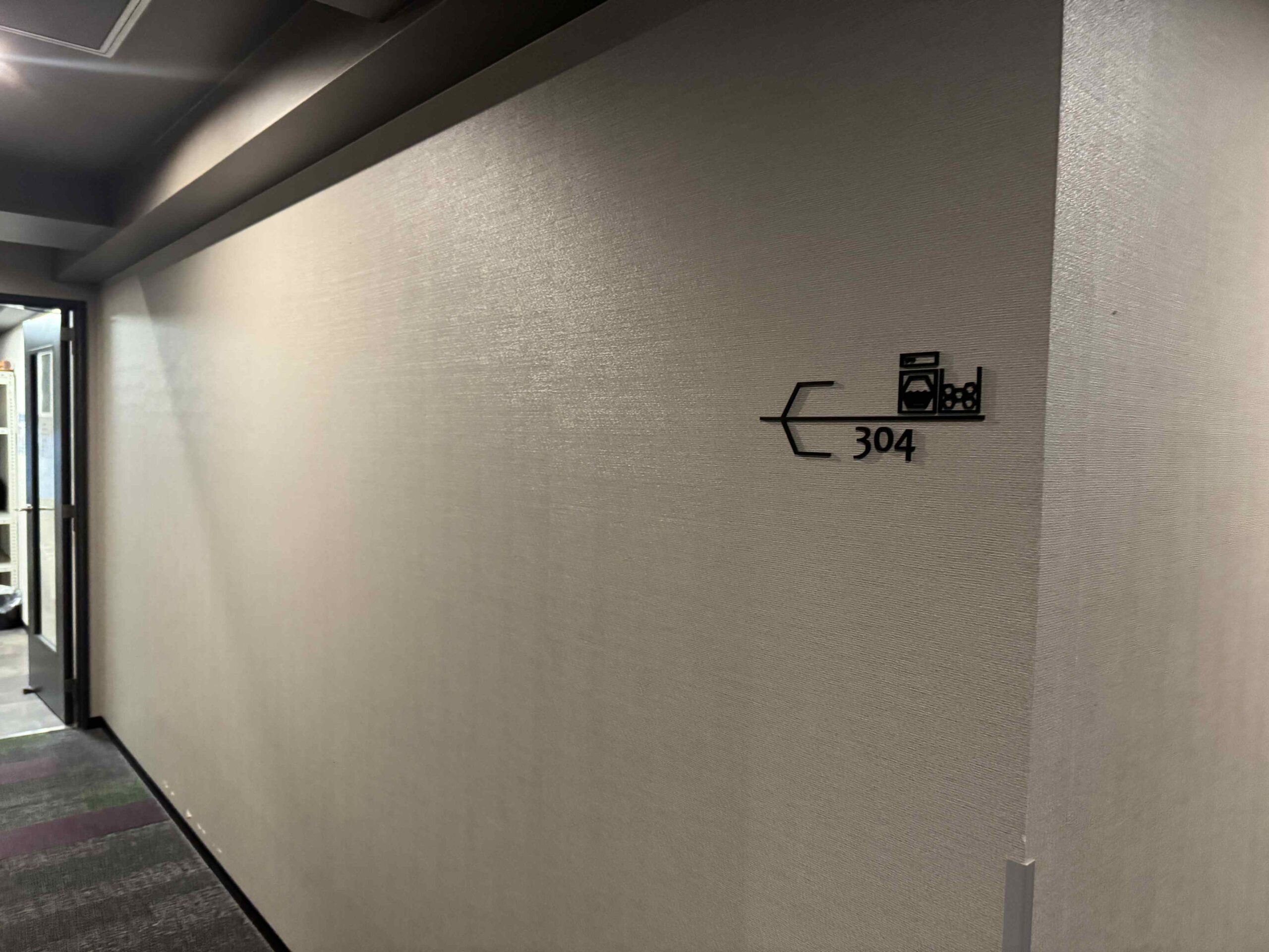 3F自助洗衣間指示牌，洗衣機與烘衣機圖示與走道方向