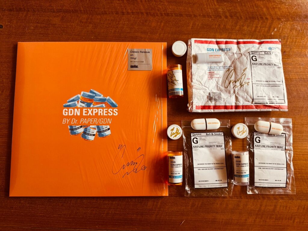 GDN EXPRESS四種版本合照，橘色彩膠封套、快遞袋、藥罐與USB都有簽名