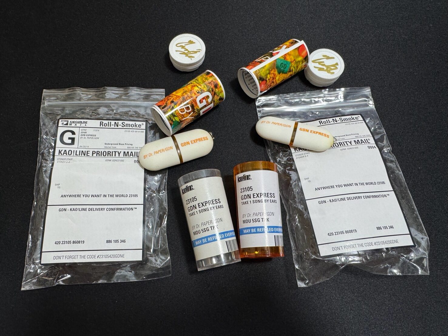 GDN EXPRESS復刻的橘罐與白罐，各附夾鏈袋與膠囊造型USB